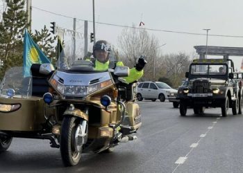 Алматы облысының тұрғыны дауыс беруге ретрокөлікпен барды