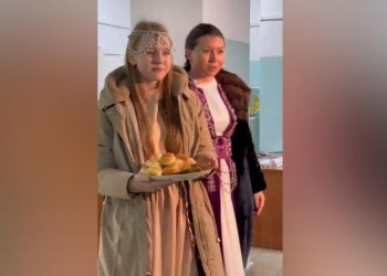 Сайлау учаскесіне қазақы киіммен келген Галина Фёдорова бауырсақ таратты