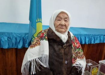 Жаркенттік 100 жастағы қария алғашқылардың бірі болып дауыс берді