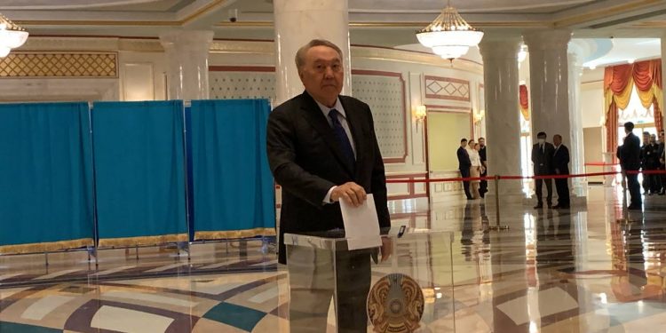 Назарбаев сайлауға келіп дауыс берді