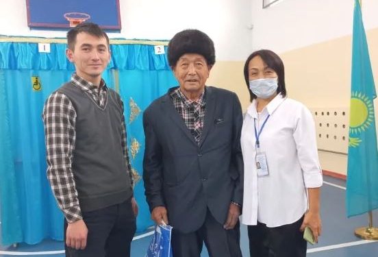 Ақсақал ауыл жастарын сайлауға келіп белсене ат салысуға шақырды