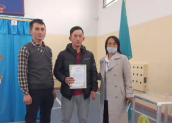 Ең жас сайлаушыға Алғыс хат берілді