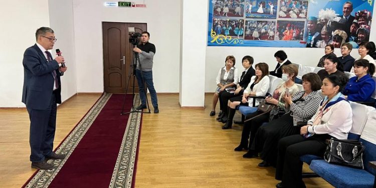 Мейрам Қажыкен Қаскелеңдік мұғалімдермен кездесті
