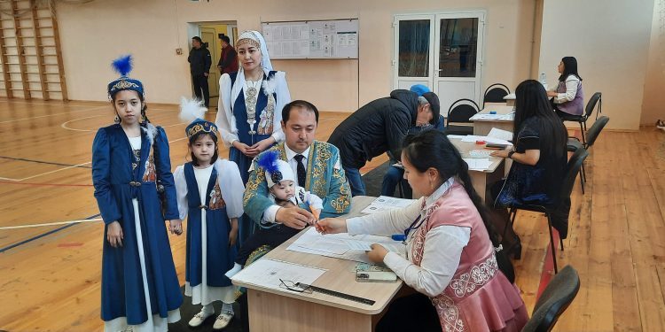 Ұлттық киім сайлаудың сәні аша түсті