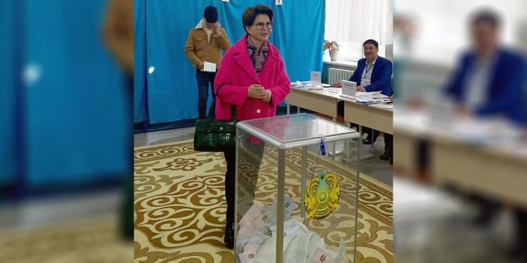 Роза Рымбаева сайлауға келді