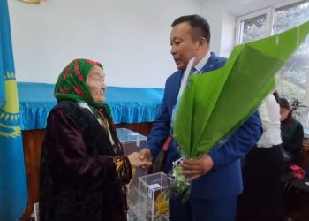 101 жастағы әже ең бірінші болып дауыс берді — видео