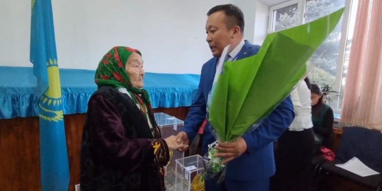 101 жастағы әже ең бірінші болып дауыс берді — видео