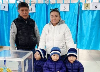 В Жетысу многодетная семья пришла на избирательный участок  с сыновьями-тройняшками