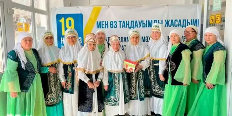 14 Батыр ана сайлау учаскесіне бірге келді