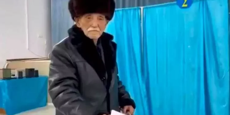 Абайдың немере туысы дауыс берді