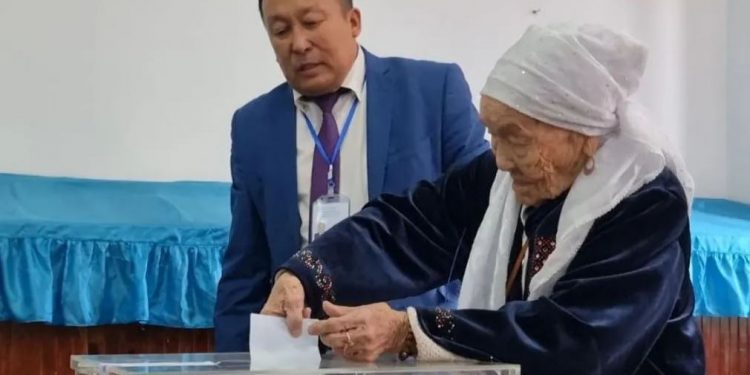 102 жастағы әже дауыс берді