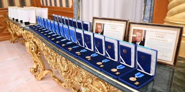 Республика күні қарсаңында Президент Жарлығымен бір топ азамат мемлекеттік наградалармен марапатталды