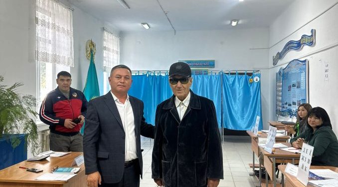 92 жастағы қария сайлау учаскесіне өзі келіп, дауыс берді