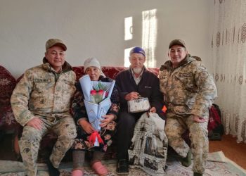 Шекарашылар қарияға құрмет көрсетті