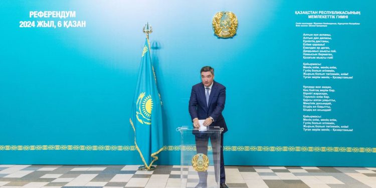 Олжас Бектенов АЭС салу мәселесі бойынша референдумда дауыс берді