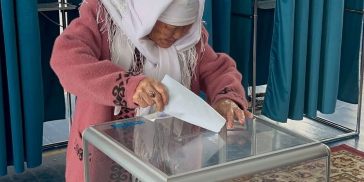 «Білте шамның жарығымен өстік» – Жүз жастан асқан жамбылдық кейуана референдумға қатысты