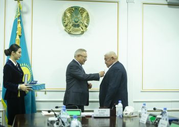 Бейбіт Исабаев Президенттің атынан жетісулық агроөнеркәсіп кешенінің үздік қызметкерлеріне мемлекеттік наградалар табыс етті