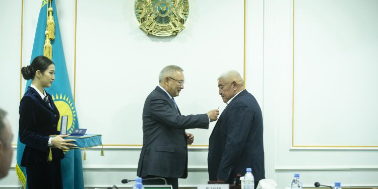 Бейбіт Исабаев Президенттің атынан жетісулық агроөнеркәсіп кешенінің үздік қызметкерлеріне мемлекеттік наградалар табыс етті