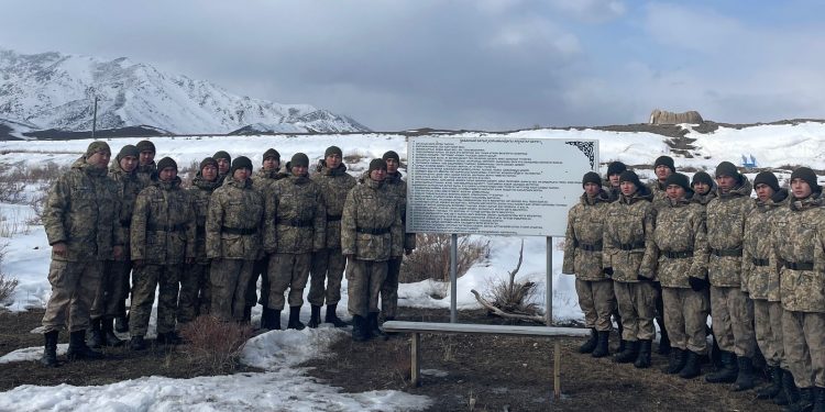 Шекарашылар Қабанбай батыр қорымына барды