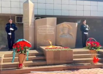 Бейбіт күннің батырлары: Жетісуда қаза тапқан полицейлерге арналған ескерткішке гүл шоқтарын қою рәсімі өтті