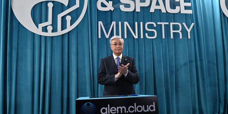 Қасым-Жомарт Тоқаев суперкомпьютерді іске қосу рәсіміне қатысты