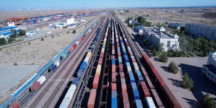 Достықтан Алтынкөлге дейін: Қазақстан Қытаймен теміржол тасымалын арттырып келеді