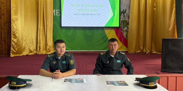 Оқушылармен әскери-патриоттық тәрбие сағаты өтті