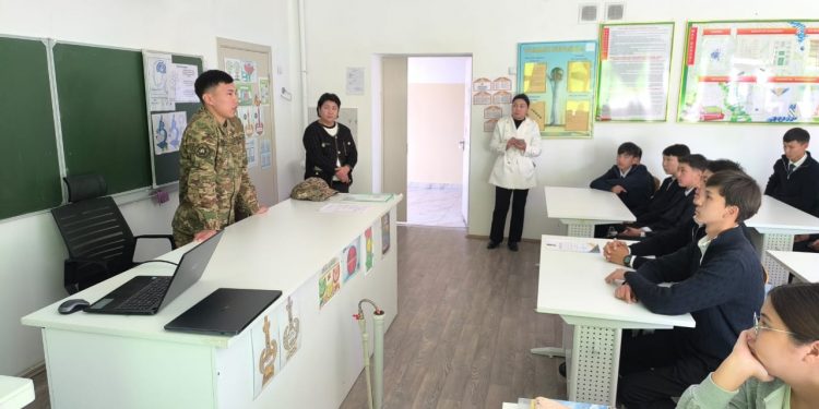 Жоғары сынып оқушыларымен кездесті