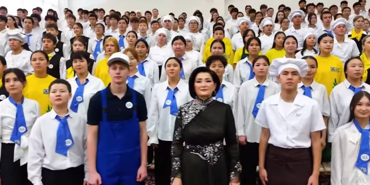 Астанада 700 студенттен құралған алып хор «Еңбек адамы» бейнебаянын таныстырды