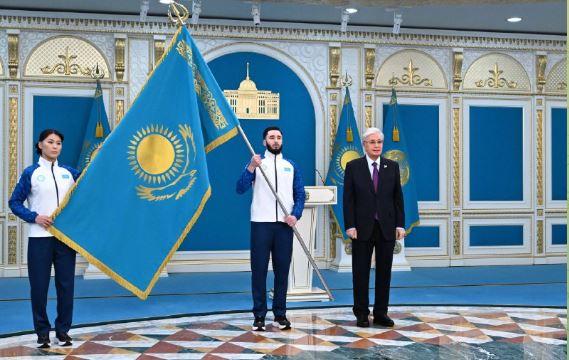 Президент Қысқы Олимпиада ойындары мен Паралимпиадаға қатысатын ұлттық құрама мүшелеріне Мемлекеттік туды тапсырды