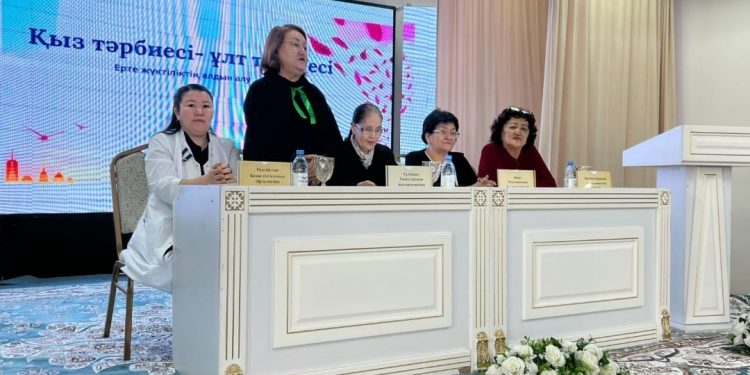 Әйелдер істері жөніндегі комиссия гендерлік саясат мәселелерін талқылады