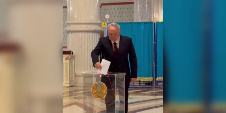 Нұрсұлтан Назарбаев референдумда дауыс берді