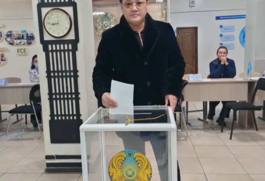 Д. Рақышев атындағы филармониясының дәстүрлі әншісі Бейбіт Мұсаев референдумға қатысып, өз дауысын берді