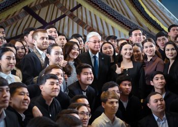 Мемлекет басшысы референдумға белсене қатысқан жастармен әңгімелесті