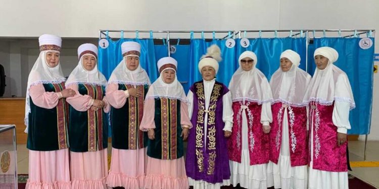 Әнмен дауыс беру: Ескелді ауданындағы учаскелерде «Әжелер» ансамблі мерекелік көңіл күй сыйлады