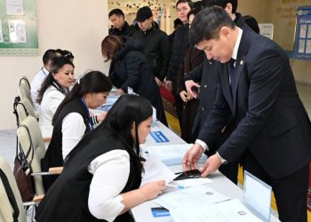 Қала әкімі референдумға отбасымен келді