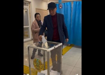 Қазақстанның Еңбек сіңірген қайраткері, Мәдениет саласының үздігі, Жетісу облысының бас ақыны Айтақын Бұлғақов референдумға қатысып, өз таңдауын жасады