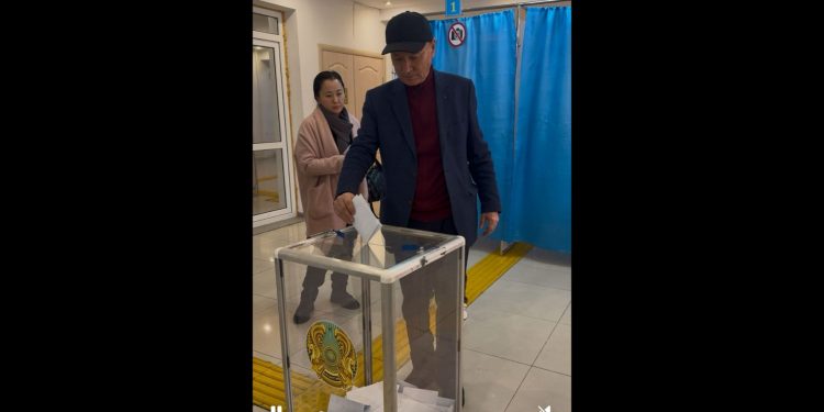 Қазақстанның Еңбек сіңірген қайраткері, Мәдениет саласының үздігі, Жетісу облысының бас ақыны Айтақын Бұлғақов референдумға қатысып, өз таңдауын жасады