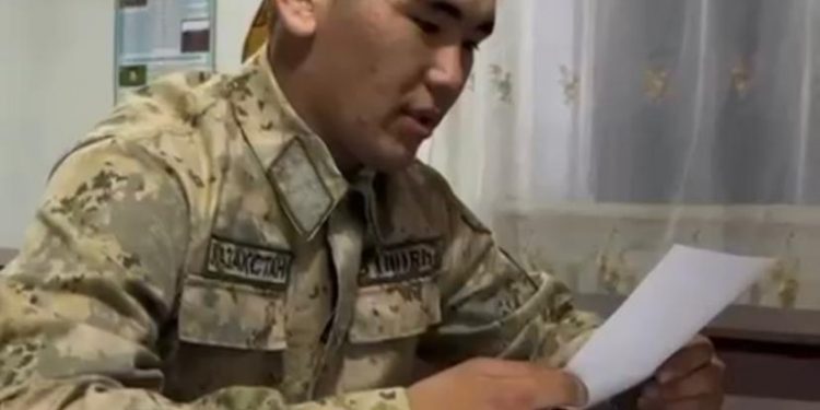 Сарбаздарға ата-аналарынан келген хаттар табысталды