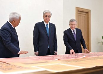 Шавкат Мирзиёев Қасым-Жомарт Тоқаевқа бірқатар тарихи құжатты тапсырды