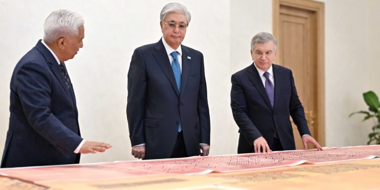 Шавкат Мирзиёев Қасым-Жомарт Тоқаевқа бірқатар тарихи құжатты тапсырды