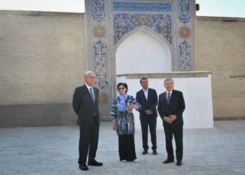 Қазақстан мен Өзбекстан президенттері Бұхараның тарихи орындарын аралап көрді