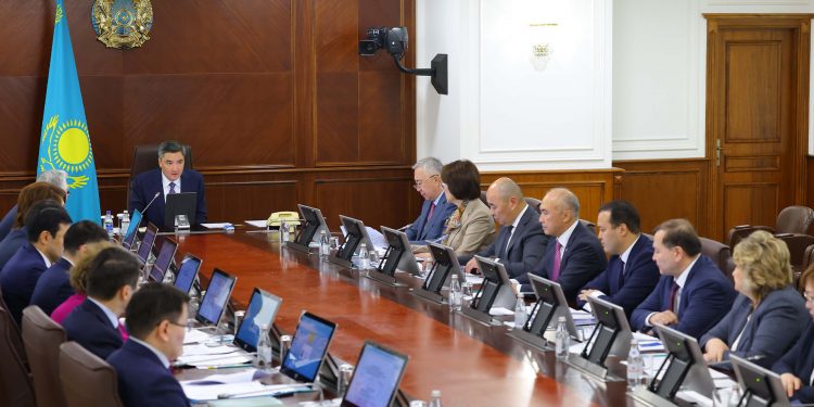 Олжас Бектенов фармацевтикалық және медициналық өнеркәсіпті дамыту мәселелері бойынша Отандық кәсіпкерлер кеңесі отырысын өткізді