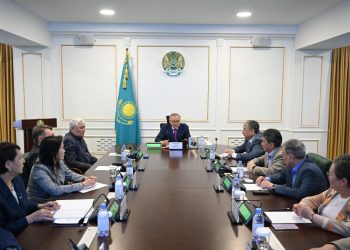 Бейбіт Исабаев сенаторлармен Жетісудың экономикалық даму мәселесін талқылады