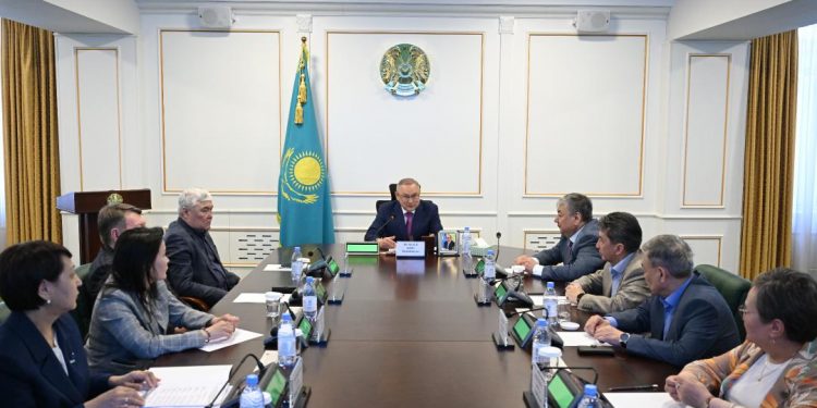 Бейбіт Исабаев сенаторлармен Жетісудың экономикалық даму мәселесін талқылады