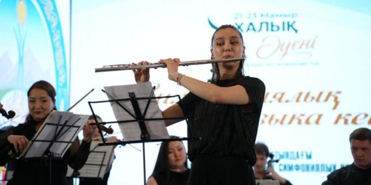 «Halyk Әуені» туры аясында жергілікті тұрғындар мен сарбаздарға концерт ұсынылды