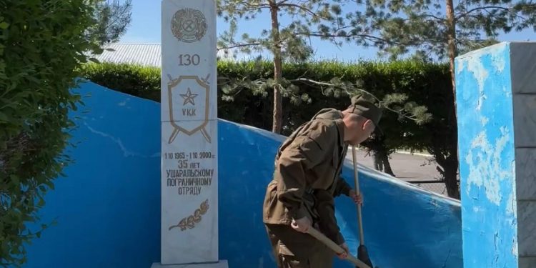 Сарбаздар ескерткіштер мен аллеяларда тазалық және жөндеу жұмыстарын жүргізілді