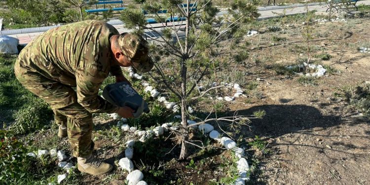 «Қорғас» шекаралық бақылау басқармасының әскери қызметшілері ескерткіштерді қалпына келтіру жұмыстарына қатысты