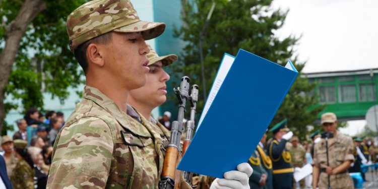 Алакөл ауданында «Көктем-2026» шақырылымының сарбаздары Отан алдында Ант қабылдады