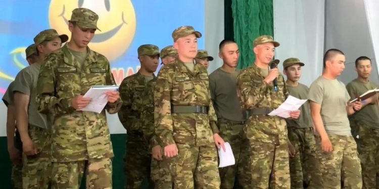 Сарбаздар арасында Көңілді тапқырлар клубы сайысы өтті
